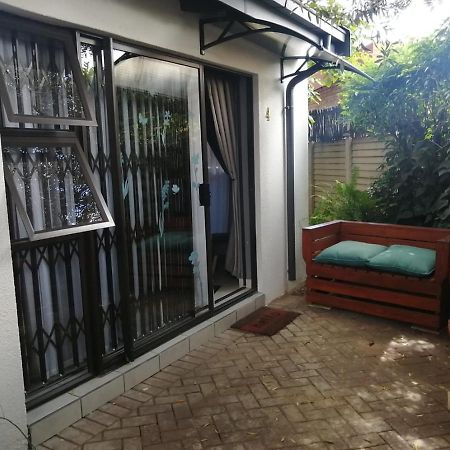 ואנדרביג'לפארק Roxy'S Rest Guest House מראה חיצוני תמונה
