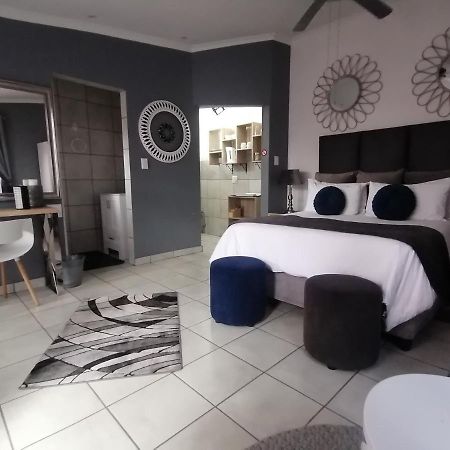 ואנדרביג'לפארק Roxy'S Rest Guest House מראה חיצוני תמונה