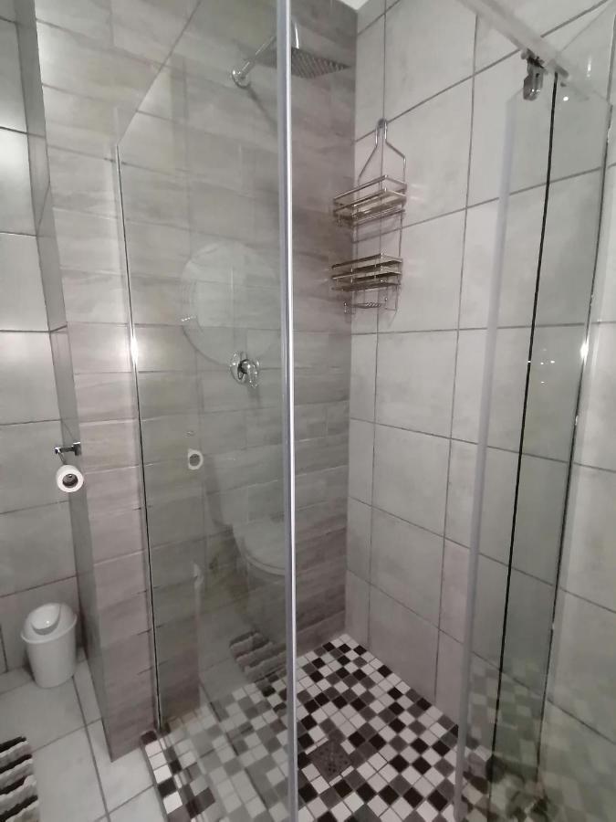 ואנדרביג'לפארק Roxy'S Rest Guest House מראה חיצוני תמונה