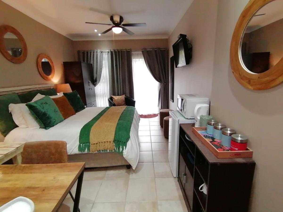 ואנדרביג'לפארק Roxy'S Rest Guest House מראה חיצוני תמונה