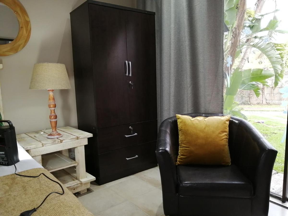 ואנדרביג'לפארק Roxy'S Rest Guest House מראה חיצוני תמונה