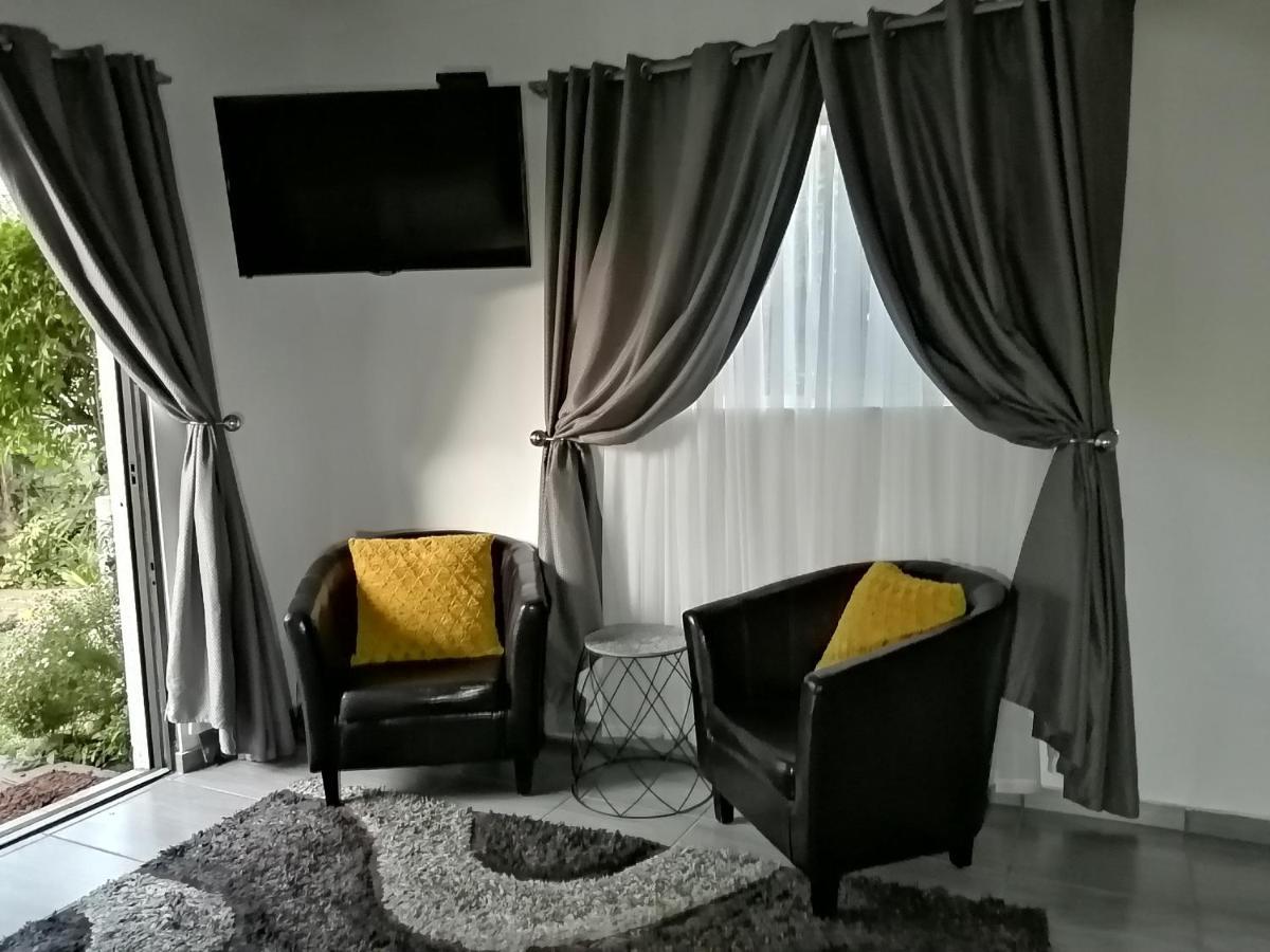 ואנדרביג'לפארק Roxy'S Rest Guest House מראה חיצוני תמונה