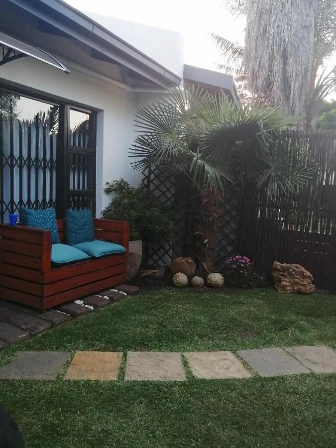 ואנדרביג'לפארק Roxy'S Rest Guest House מראה חיצוני תמונה