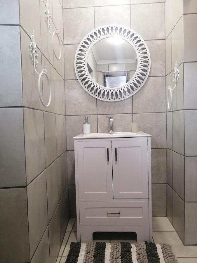 ואנדרביג'לפארק Roxy'S Rest Guest House מראה חיצוני תמונה