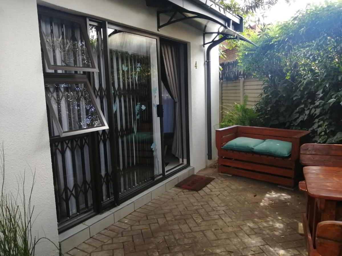 ואנדרביג'לפארק Roxy'S Rest Guest House מראה חיצוני תמונה